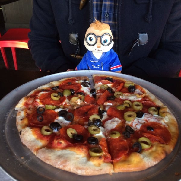 11/16/2013 tarihinde simon c.ziyaretçi tarafından Evil Olive Pizza &amp; Bar'de çekilen fotoğraf