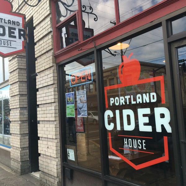 Foto tirada no(a) Portland Cider House por Val P. em 9/7/2016