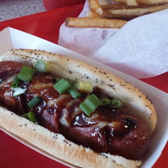 2/26/2014 tarihinde Louis H.ziyaretçi tarafından Hotdog-Opolis'de çekilen fotoğraf
