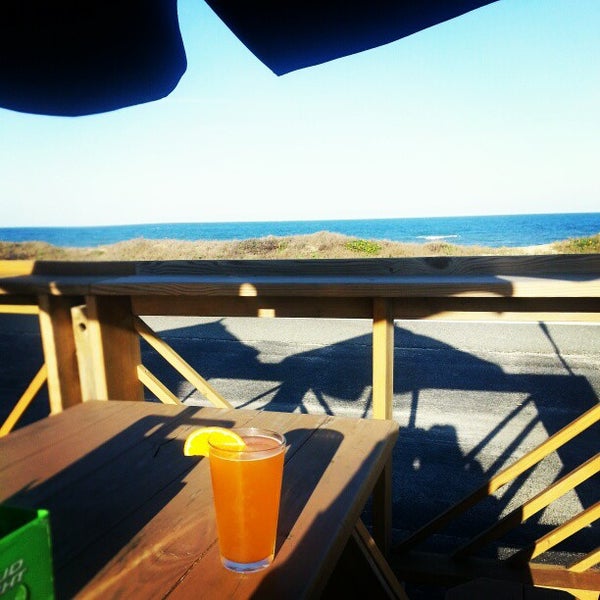 รูปภาพถ่ายที่ Oceanside Beach Bar and Grill โดย Jahson B. เมื่อ 2/15/2013