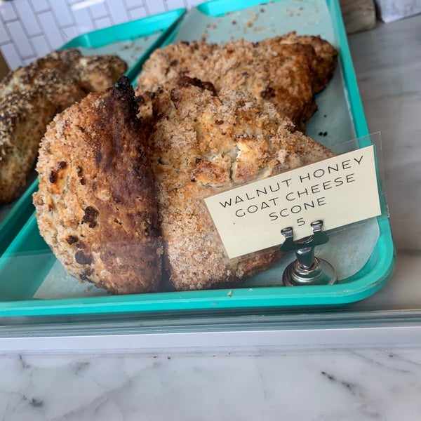 4/20/2022 tarihinde Peep C.ziyaretçi tarafından Tandem Coffee + Bakery'de çekilen fotoğraf