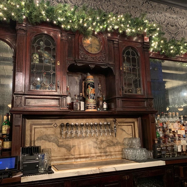 Foto tirada no(a) Flatiron Hall Restaurant and Beer Cellar por Peep C. em 11/26/2018