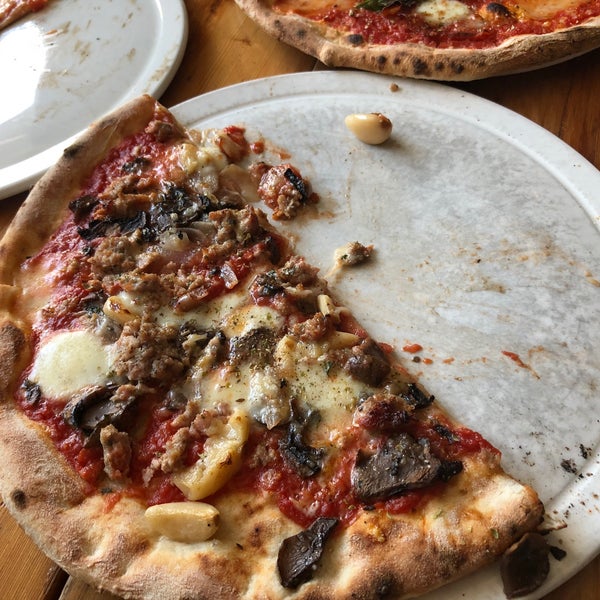 Foto diambil di Pizzeria Defina oleh Sean H. pada 9/16/2018