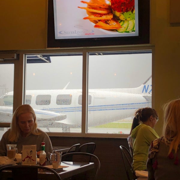 Foto tirada no(a) Jet Runway Cafe por Glenn W. em 11/9/2019