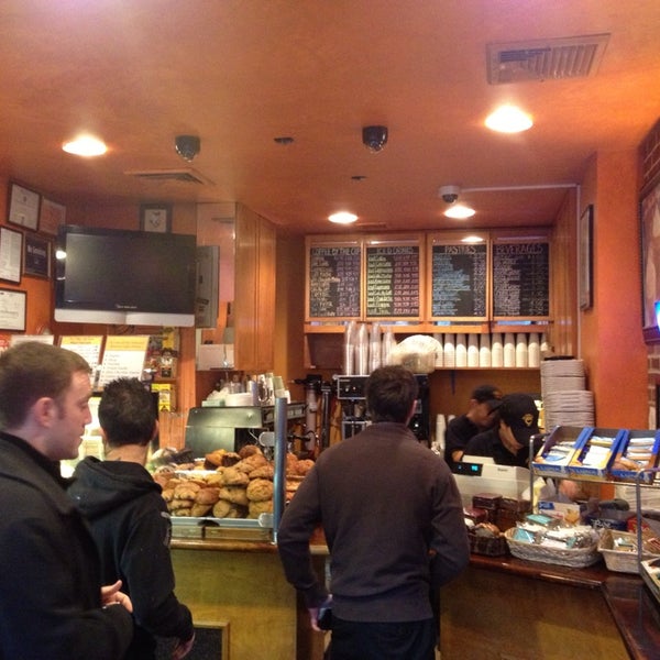 รูปภาพถ่ายที่ The Coffee Inn โดย Stephen L. เมื่อ 11/20/2013