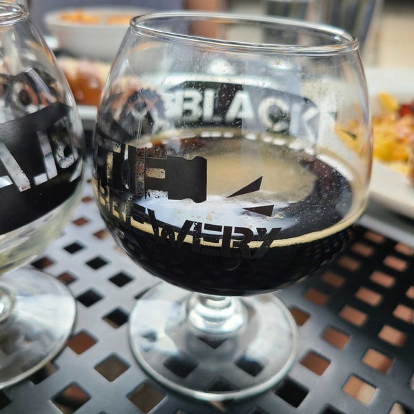 Снимок сделан в Black Bottle Brewery пользователем Ethan D. 7/3/2022