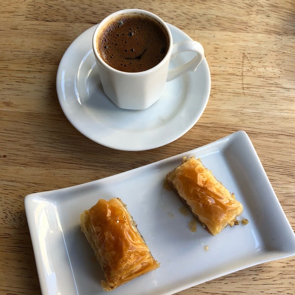 Foto scattata a Güllüoğlu Baklava &amp; Cafe da Zlata Z. il 3/11/2018
