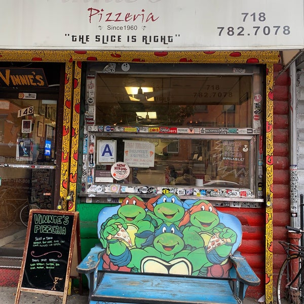 Снимок сделан в Vinnie&#39;s Pizzeria пользователем Zlata Z. 10/6/2019