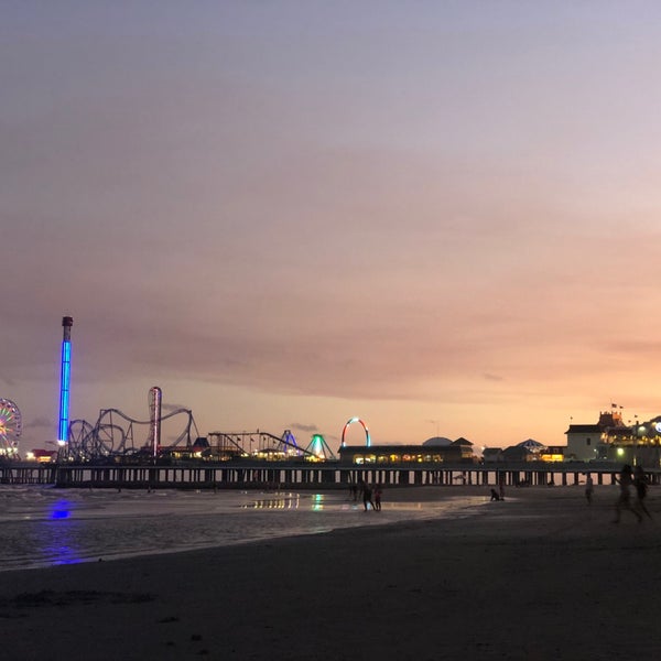 Снимок сделан в Galveston Island Historic Pleasure Pier пользователем Jason D. 8/12/2019