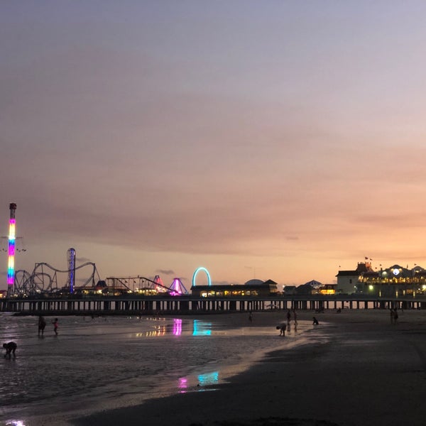 Снимок сделан в Galveston Island Historic Pleasure Pier пользователем Jason D. 8/12/2019