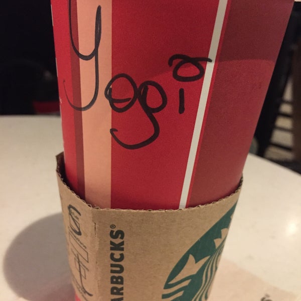 Foto tomada en Starbucks  por Yogi Y. el 11/30/2018