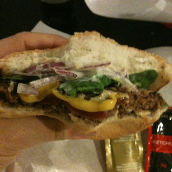 9/13/2013에 Gabriela M.님이 Pit&#39;s Burger에서 찍은 사진