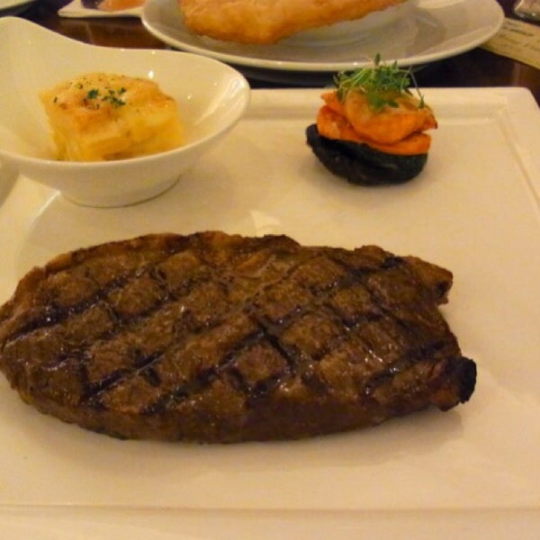 Photo prise au Hamilton&#39;s Steak House par P4AM W.👑 le6/6/2014
