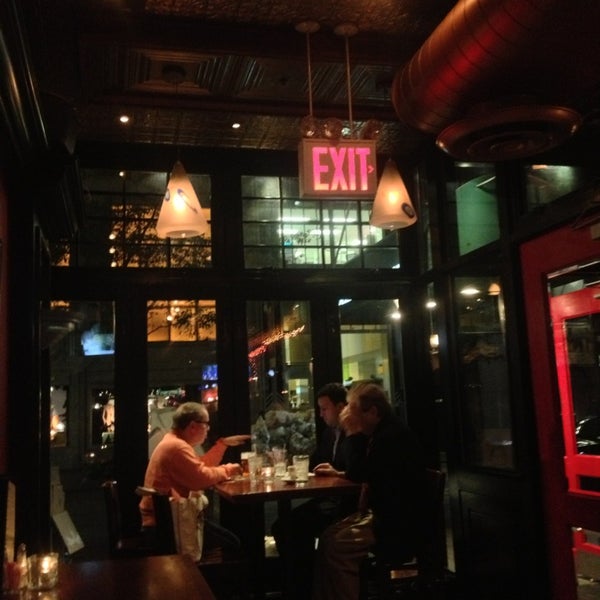 10/8/2013에 Konstantin S.님이 Eamonn&#39;s Bar &amp; Grill에서 찍은 사진