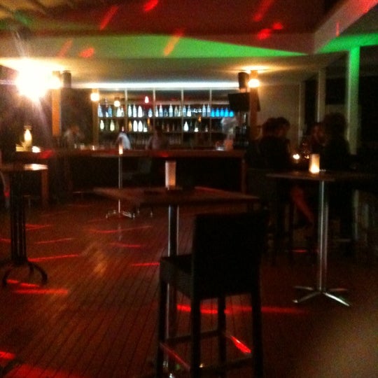 Foto diambil di COLORS - Eat, Drink, Party - (Hillside City Club) oleh Emre Y. pada 9/21/2012