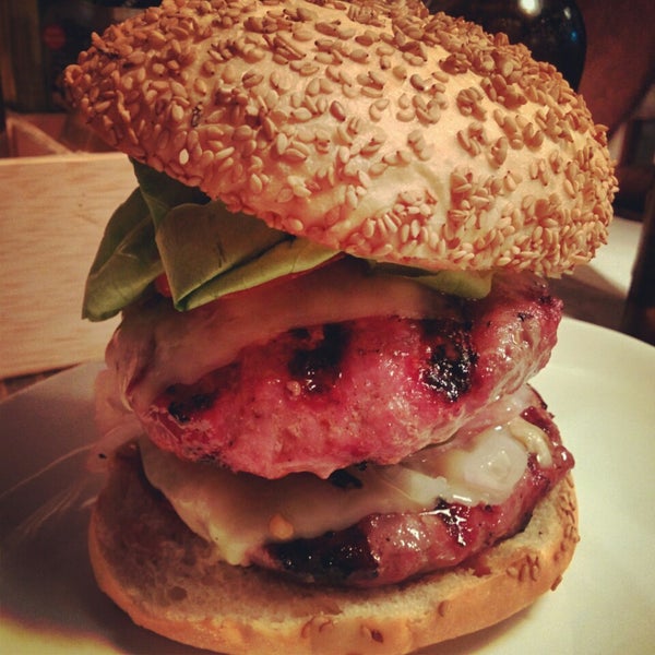 Das Foto wurde bei La Castanya Gourmet Burger von Óscar J. B. am 10/16/2014 aufgenommen