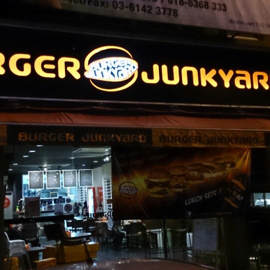Photo taken at Burger Junkyard by Sky2404 on 4/2/2013
