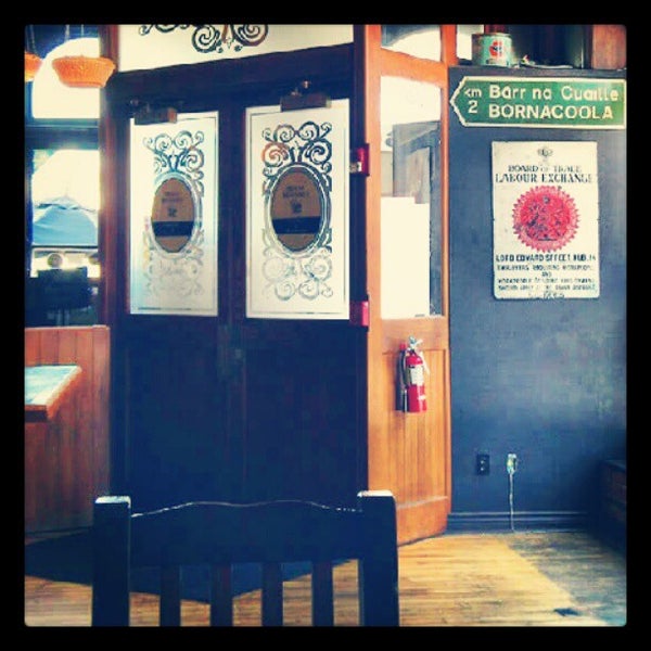 Photo taken at Molly Malone&#39;s Irish Pub &amp; Restaurant by Robert F. on 9/22/2012