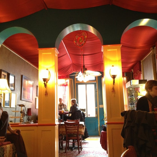2/17/2013 tarihinde Chris M.ziyaretçi tarafından Shaharazade&#39;s Restaurant &amp; Tea Room'de çekilen fotoğraf