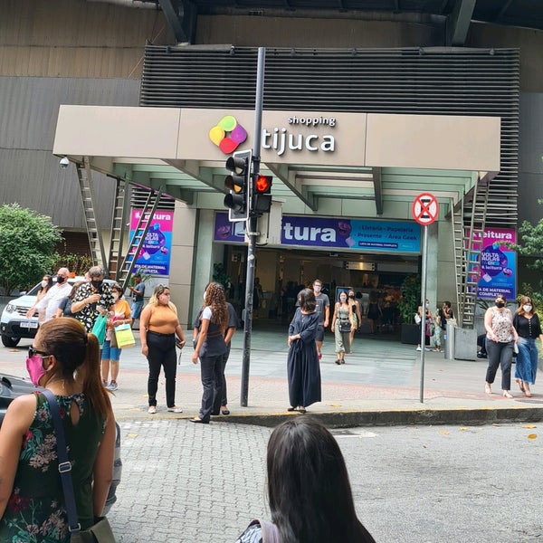 รูปภาพถ่ายที่ Shopping Tijuca โดย Wellington M. เมื่อ 1/4/2022