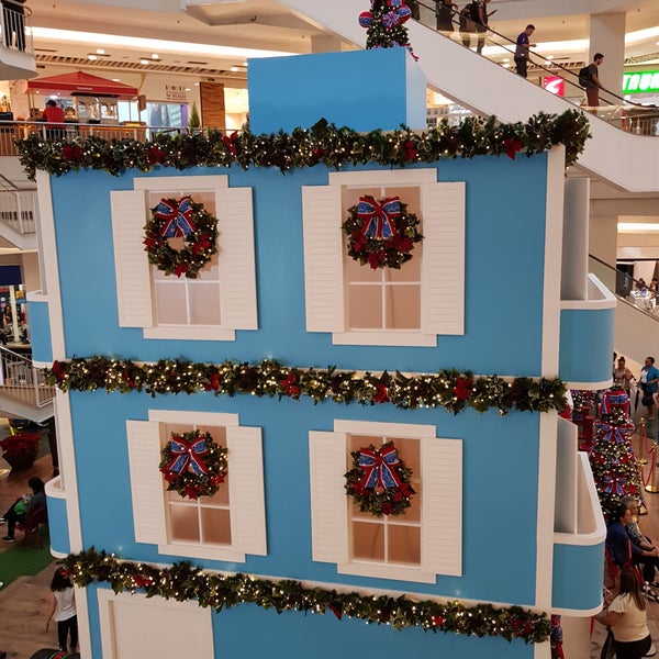 Photo taken at Plaza Shopping by Wellington M. on 11/26/2018