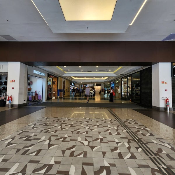 Foto diambil di Plaza Shopping oleh Wellington M. pada 9/21/2022