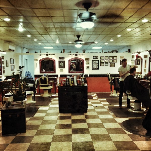10/17/2013 tarihinde diogo p.ziyaretçi tarafından Tomcats Barbershop'de çekilen fotoğraf