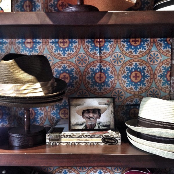 4/12/2014에 diogo p.님이 Goorin Bros. Hat Shop - Williamsburg에서 찍은 사진