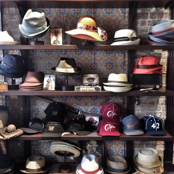 Foto tirada no(a) Goorin Bros. Hat Shop - Williamsburg por diogo p. em 4/12/2014