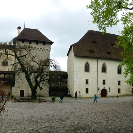 Das Foto wurde bei Schloss Lenzburg von Purrl T. am 5/10/2013 aufgenommen