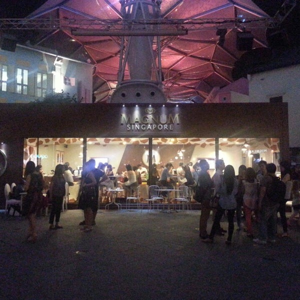 8/23/2013에 Wee Kiong T.님이 Magnum Singapore Pleasure Store에서 찍은 사진