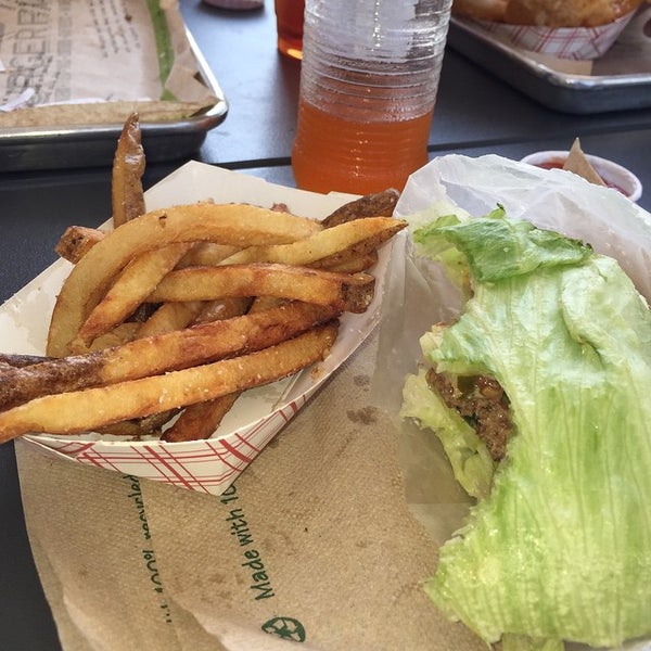 รูปภาพถ่ายที่ BurgerFi โดย Michael D. เมื่อ 3/18/2015