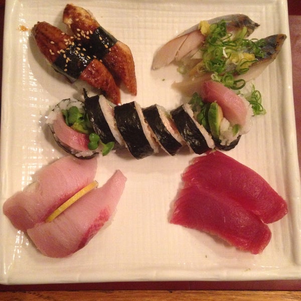 Foto tirada no(a) Sushi Zone por Kristine H. em 9/6/2015