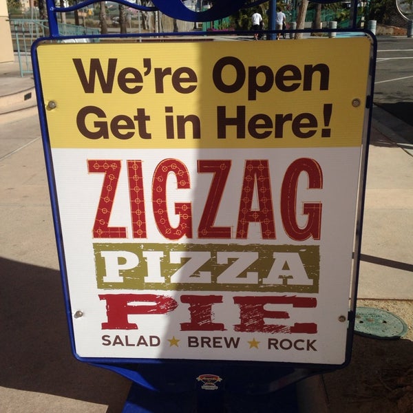 Снимок сделан в ZIGZAG Pizza пользователем Cory H. 12/27/2013