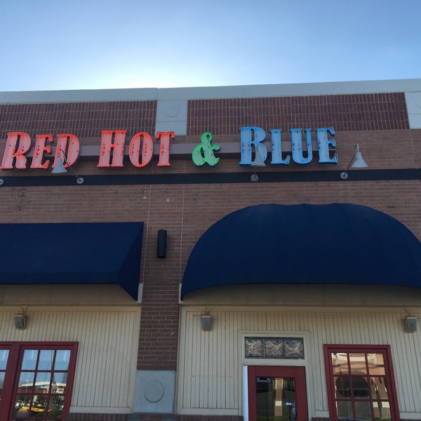 Photo taken at Red Hot &amp; Blue  -  Barbecue, Burgers &amp; Blues by Robert M. on 9/9/2016