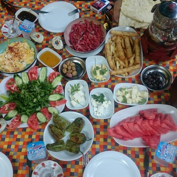 Das Foto wurde bei Anadolu Köyü Restaurant von Zeynep A. am 8/31/2018 aufgenommen