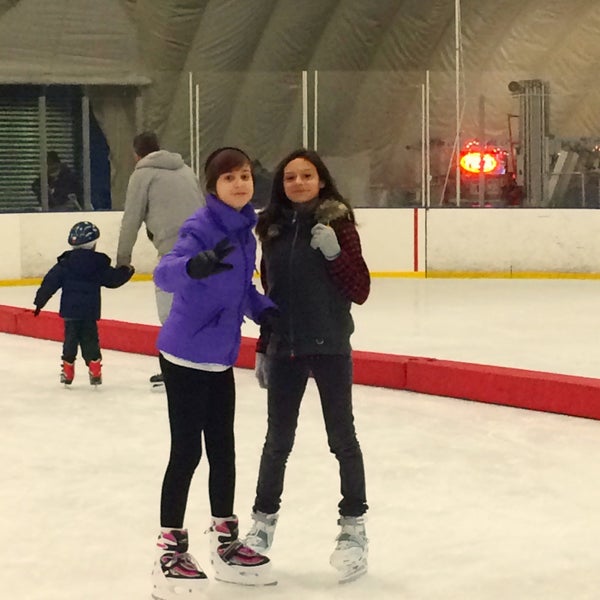 12/27/2014 tarihinde Jenn McGowan R.ziyaretçi tarafından City Ice Pavilion'de çekilen fotoğraf
