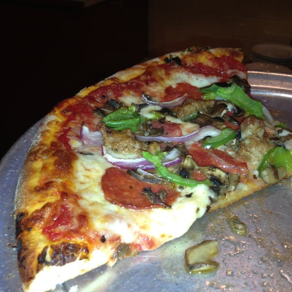 2/18/2013 tarihinde Fred O.ziyaretçi tarafından Pizza Orgasmica &amp; Brewing Co.'de çekilen fotoğraf