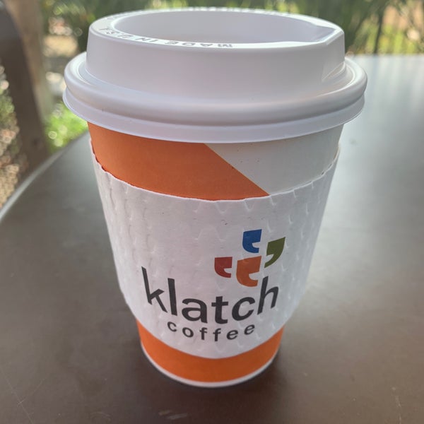 Foto diambil di Klatch Coffee oleh Janine H. pada 6/28/2019