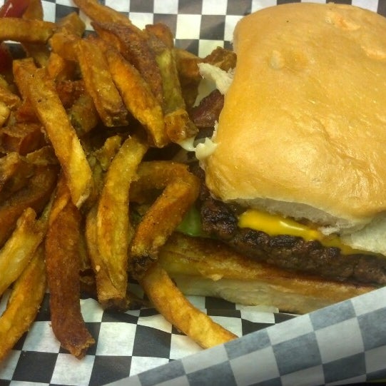 รูปภาพถ่ายที่ Fatty&#39;s Burgers &amp; More โดย Janine H. เมื่อ 5/24/2013