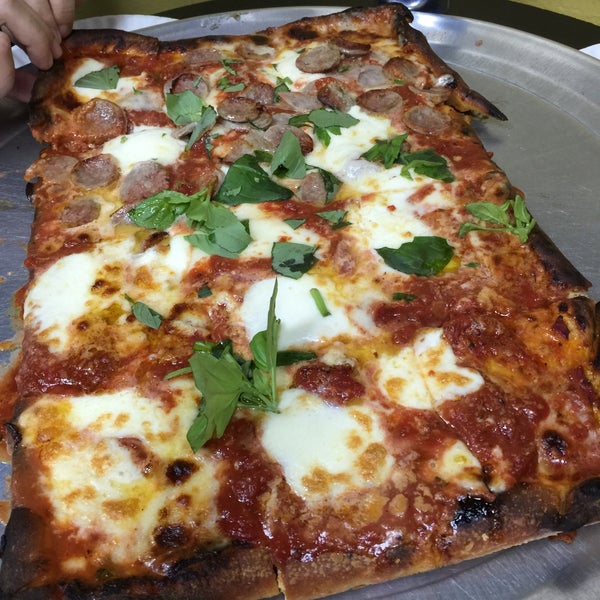 2/2/2015にCraig S.がDi Fara Pizzaで撮った写真