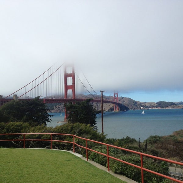 Foto tirada no(a) *CLOSED* Golden Gate Bridge Walking Tour por Anton S. em 8/29/2013