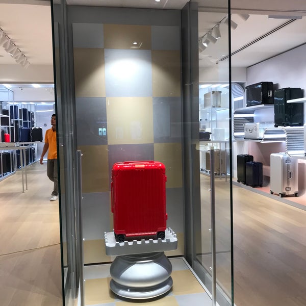 changi airport rimowa