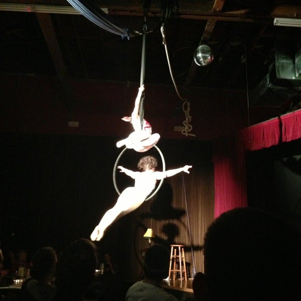 รูปภาพถ่ายที่ Curious Comedy Theater โดย Corey K. เมื่อ 12/22/2012
