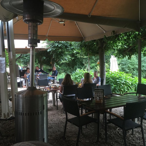 รูปภาพถ่ายที่ Pannenkoekenrestaurant De Duivelsberg โดย Marieke S. เมื่อ 8/14/2018