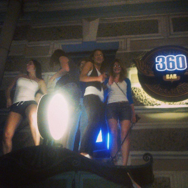รูปภาพถ่ายที่ 360 riders bar โดย Anna S. เมื่อ 6/29/2013