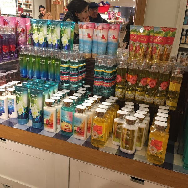 Photo taken at Bath &amp; Body Works by 𝕐𝕚𝕔𝕙𝕚𝕟𝕘 ℍ. on 1/22/2018