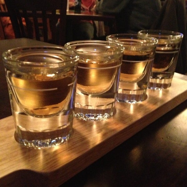 Снимок сделан в Hennessy&#39;s Pub &amp; Whiskey Bar пользователем Aaron O. 1/31/2013