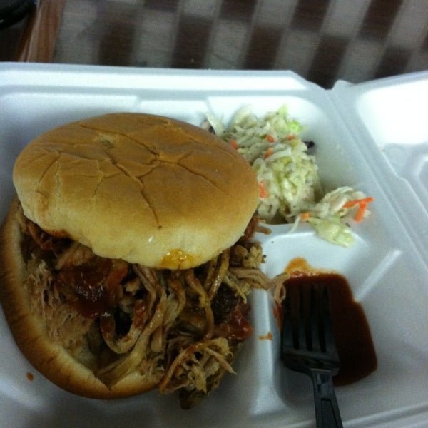 รูปภาพถ่ายที่ Whole Hog Cafe North Little Rock &amp; Catering โดย Sheila S. เมื่อ 6/15/2013