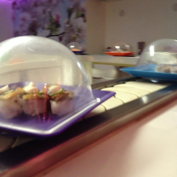 รูปภาพถ่ายที่ Zu Kaiten Sushi Bar โดย Vine M. เมื่อ 2/26/2013